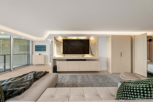 1820 Avenida Del Mundo, Coronado CA: https://media.crmls.org/mediaz/0729b7f5-3969-4724-9a08-8887c7094624.jpg