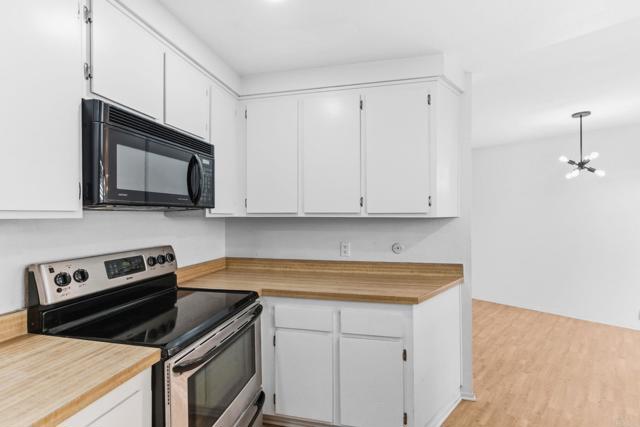 Detail Gallery Image 11 of 34 For 8427 via Mallorca #115,  La Jolla,  CA 92037 - 2 Beds | 2/1 Baths