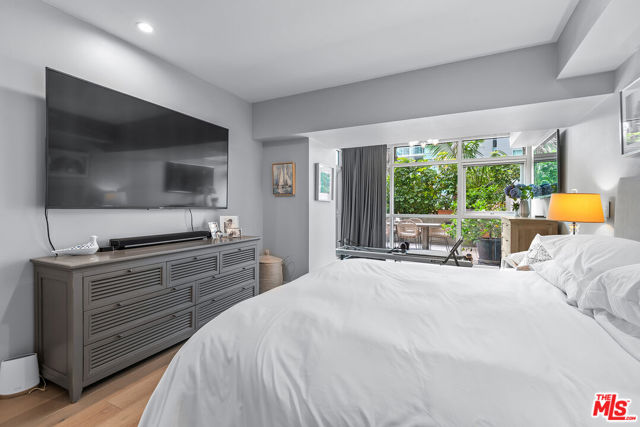 13600 Marina Pointe Drive, Marina del Rey CA: https://media.crmls.org/mediaz/072aa8f1-1330-452c-b01d-a08f4e376120.jpg
