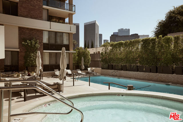 211 S Spalding Drive, Beverly Hills CA: https://media.crmls.org/mediaz/072b6170-527b-41bd-b90c-e0d192eacad2.jpg