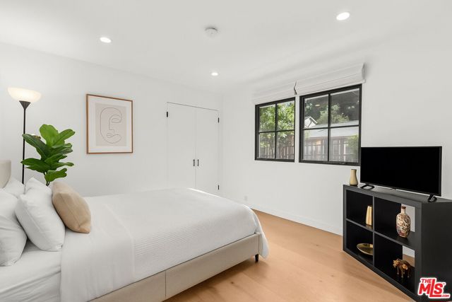 1450 N Bundy Drive, Los Angeles CA: https://media.crmls.org/mediaz/072b7292-f313-4683-8cc8-9a57d998b364.jpg