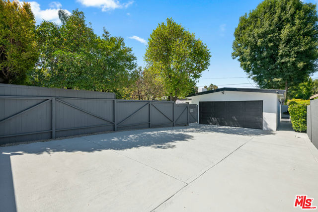 23442 Burbank Boulevard, Woodland Hills CA: https://media.crmls.org/mediaz/072cbfb5-3766-4203-8511-9fd380f18aab.jpg