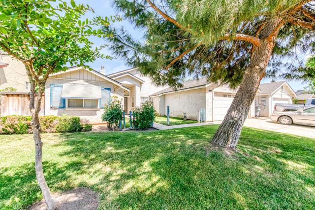2670 N Katy Avenue, Fresno CA: https://media.crmls.org/mediaz/072d3105-1aa5-48b7-b7b1-4d48d8c9f49a.jpg