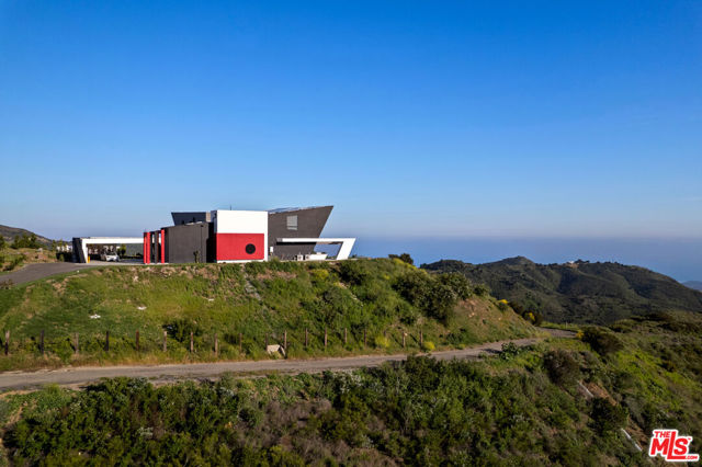 2514 Cayman Road, Malibu CA: https://media.crmls.org/mediaz/072e84b8-e60f-485f-9fd5-bcec16a7cb19.jpg