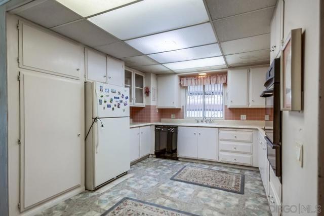 14215 Pecan Park Ln, El Cajon CA: https://media.crmls.org/mediaz/072ea8a0-7f74-4b35-9913-dd507bdbe952.jpg