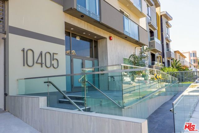 10405 Louisiana Avenue, Los Angeles CA: https://media.crmls.org/mediaz/0731351d-29f6-44b1-8a95-09a20f88fbdd.jpg
