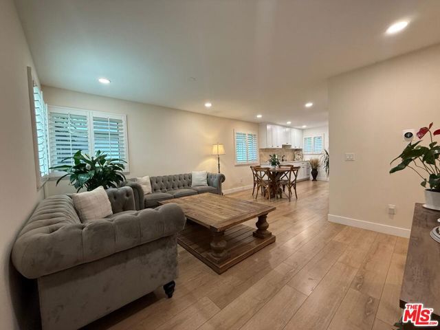 10234 Oklahoma Avenue, Chatsworth CA: https://media.crmls.org/mediaz/07315b3c-04a4-4378-992a-3b0f39a276ce.jpg