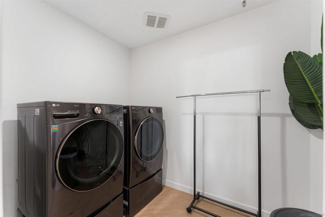 700 Front St, San Diego CA: https://media.crmls.org/mediaz/073184e8-45b8-4334-bf01-521958126d50.jpg