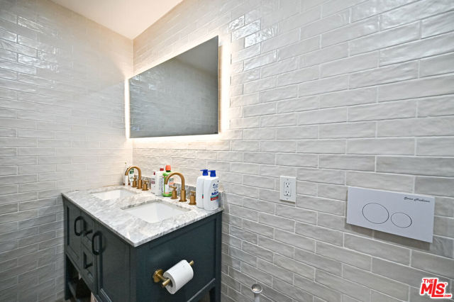 1545 3rd Street, Manhattan Beach CA: https://media.crmls.org/mediaz/0731ebd6-8d9c-41ad-80ab-e230205af438.jpg