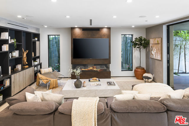 428 N La Jolla Avenue, Los Angeles CA: https://media.crmls.org/mediaz/07327952-c5fd-45b2-bea9-32a2b5e3899f.jpg