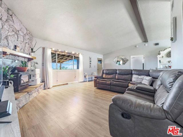 9446 Green Road, Pinon Hills CA: https://media.crmls.org/mediaz/07329c9e-6612-42fb-95de-aaf4aa05247b.jpg