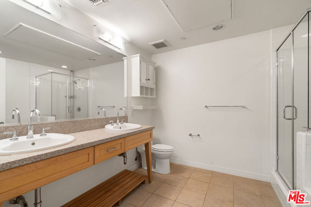 4050 Glencoe Avenue, Marina del Rey CA: https://media.crmls.org/mediaz/073305db-cd02-4a39-824b-f58796438a97.jpg