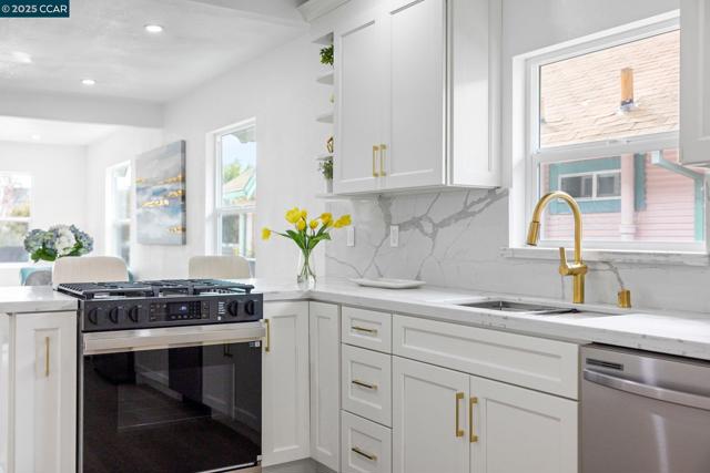 2133 39Th Ave, Oakland CA: https://media.crmls.org/mediaz/0733dd2f-3e17-4a4a-aa2f-8bd012b5ff69.jpg