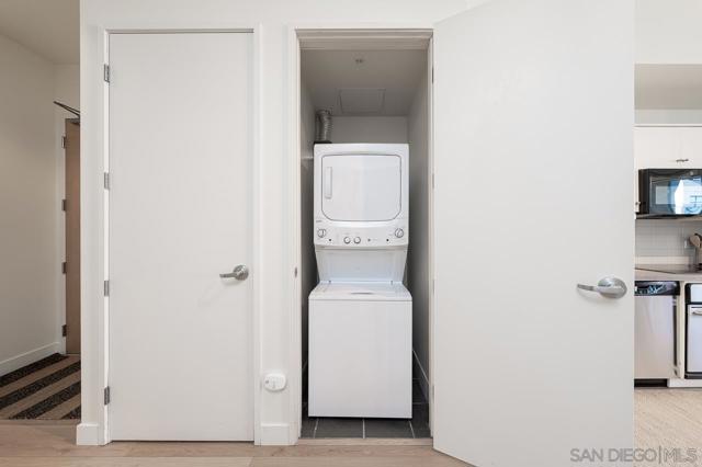350 W Ash St, San Diego CA: https://media.crmls.org/mediaz/0733e98b-f24f-4fed-bd76-0a2d2399fcaf.jpg