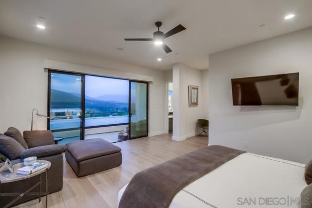 2885 Gate Three Place, Chula Vista CA: https://media.crmls.org/mediaz/0733fbac-6fd1-40eb-bdff-e3fef6a12035.jpg