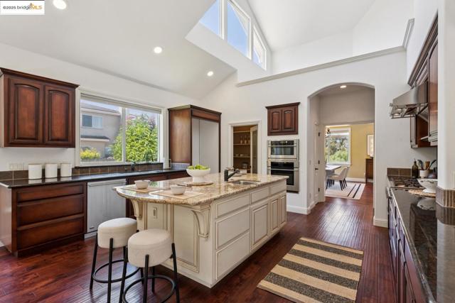3244 Ridgeview PL, Hayward CA: https://media.crmls.org/mediaz/073492b0-5707-46ac-9761-bbd25215d7fd.jpg