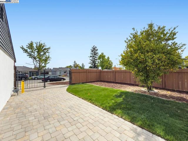 450 Lancaster Way, Redwood City CA: https://media.crmls.org/mediaz/073519f4-0a4f-4d8f-9265-2ee66471cf9a.jpg