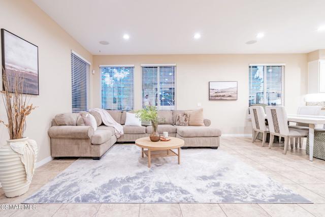 535 Winncastle Street, Simi Valley CA: https://media.crmls.org/mediaz/07352d3d-4a58-4536-8c36-1e6582194f8c.jpg