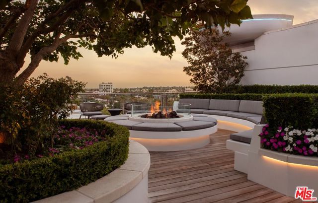 8500 Burton Way, Los Angeles CA: https://media.crmls.org/mediaz/073576d4-033c-4aa7-bd68-1064c335ea16.jpg