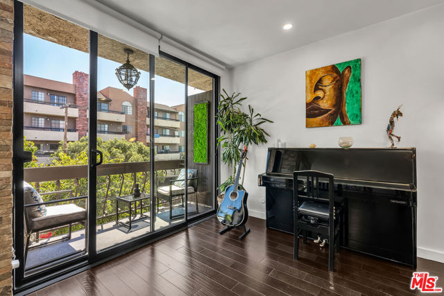 7300 Franklin Avenue, Los Angeles CA: https://media.crmls.org/mediaz/073684ca-ffe0-40c8-8cc9-ff56417914d7.jpg