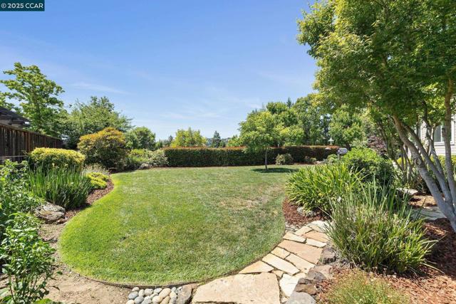 21 Mercury Ct, Pleasant Hill CA: https://media.crmls.org/mediaz/0736ba9e-7b1d-4fb3-8960-7e6a93c826a0.jpg