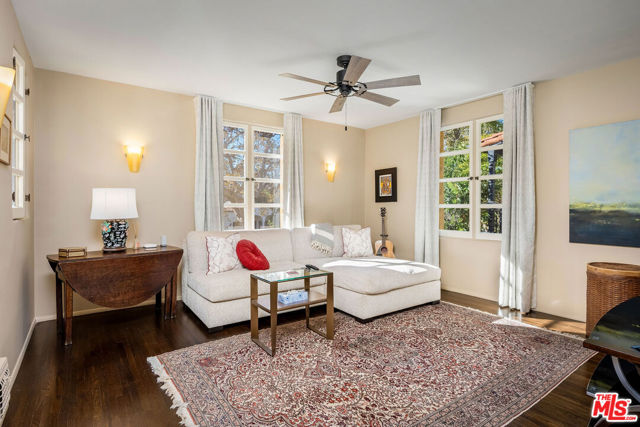 500 N Las Palmas Avenue, Los Angeles CA: https://media.crmls.org/mediaz/0736e06a-a868-4978-94d7-75cbef7243b9.jpg