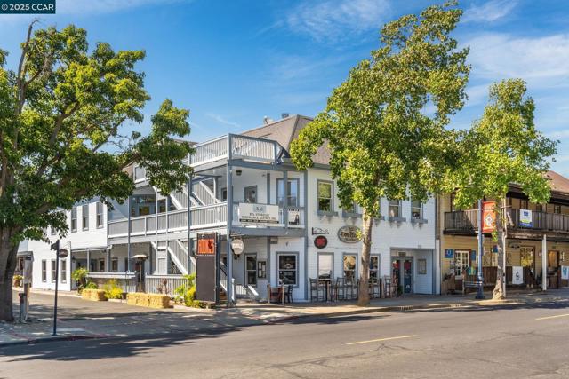 302 Columbia Cir, Benicia CA: https://media.crmls.org/mediaz/07373284-5ec1-44fb-bde5-2812bba3bec6.jpg