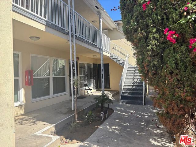 4131 Palmwood Drive, Los Angeles CA: https://media.crmls.org/mediaz/0737a4c6-8624-4164-a4f2-18c2a9e22eb7.jpg