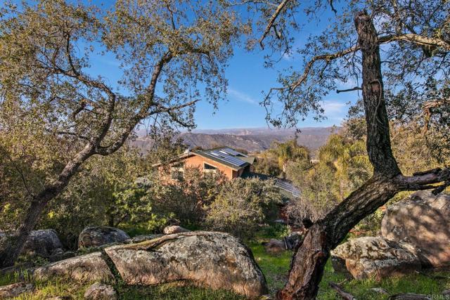 589 Anderson Road, Alpine CA: https://media.crmls.org/mediaz/0737d957-6f52-40f7-a546-8e0cd483e899.jpg