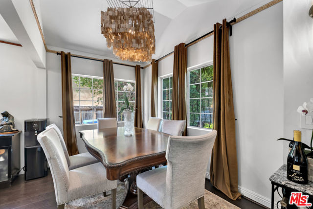 5341 Mecca Avenue, Tarzana CA: https://media.crmls.org/mediaz/07390f05-2395-49b7-a2c4-484e627e3c86.jpg