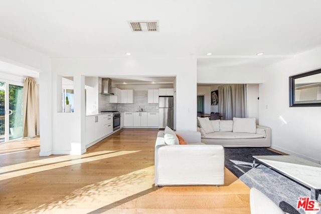 8494 Cole Crest Drive, Los Angeles CA: https://media.crmls.org/mediaz/0739aa26-0c64-44f1-9a24-41204e216873.jpg