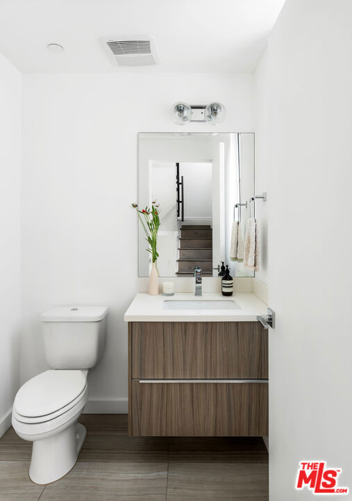 5154 W Redondo Court, Los Angeles CA: https://media.crmls.org/mediaz/073a2eaf-9406-4b1f-ac7c-cf3d302e2353.jpg