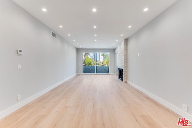 Image 28 of 38 For 1557 Beverly Glen Boulevard 203