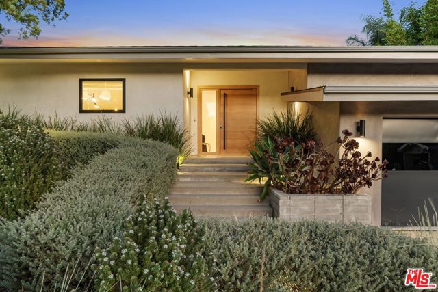 8400 Edwin Drive, Los Angeles CA: https://media.crmls.org/mediaz/073ab8a5-8b19-4233-902f-d61a13594a84.jpg