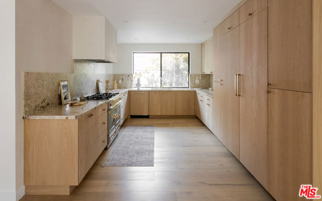 2247 Chelan Place, Los Angeles CA: https://media.crmls.org/mediaz/073aef74-a9f0-4d38-86a1-bba2e0df9628.jpg