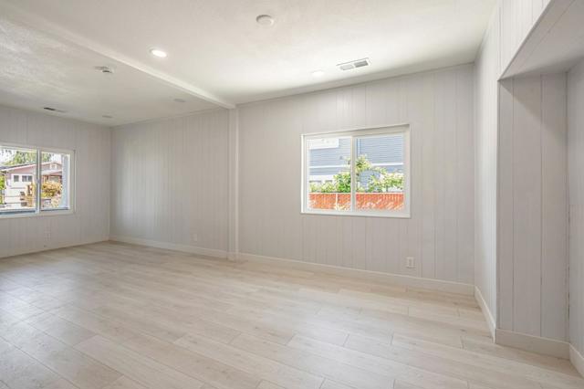 1081 65th Street, Emeryville CA: https://media.crmls.org/mediaz/073bb334-cecb-43f0-a5b0-2c710e66f502.jpg