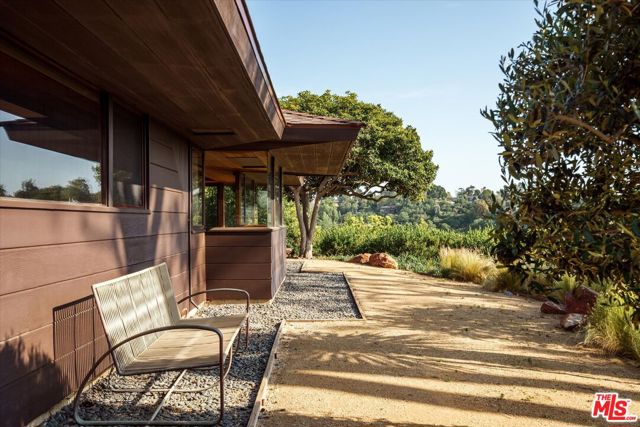 4260 Sea View Lane, Los Angeles CA: https://media.crmls.org/mediaz/073c4e40-7f73-4361-9afd-66671eaf2c42.jpg