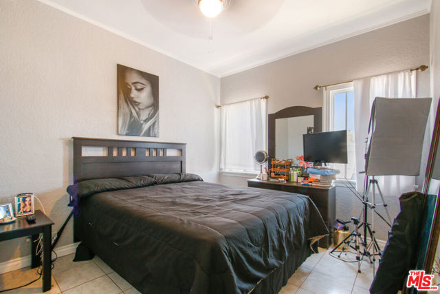 2370 Lime Avenue, Long Beach CA: https://media.crmls.org/mediaz/073cd68b-7940-4a16-a362-bcdb56f44346.jpg
