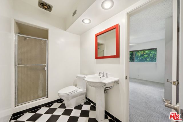 15901 High Knoll Road, Encino CA: https://media.crmls.org/mediaz/073cf3d9-3b3e-4e11-88d5-20c3bcc61f48.jpg
