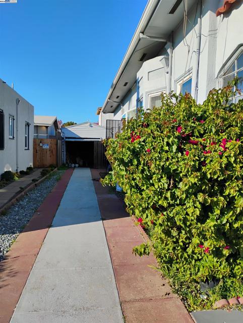2621 66th Avenue, Oakland CA: https://media.crmls.org/mediaz/073d137d-e52d-403f-b603-c51838afa33b.jpg