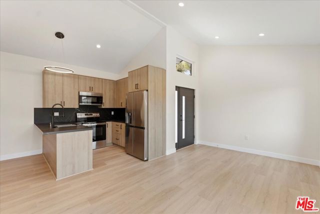 5530 Geer Avenue, Los Angeles CA: https://media.crmls.org/mediaz/073d13fd-5c85-4d38-aaf9-de10a30beb47.jpg