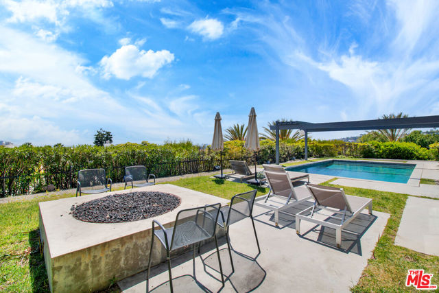 9892 BEVERLY GROVE Drive, Beverly Hills CA: https://media.crmls.org/mediaz/073da233-80ad-4140-8667-2a5106bd353e.jpg