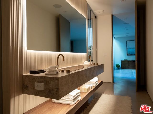 3748 Berry Drive, Studio City CA: https://media.crmls.org/mediaz/073ffe0d-3dc6-4e27-82db-de03fdafee60.jpg