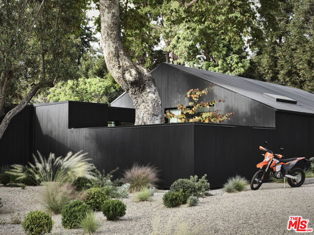 6153 Bonsall Drive, Malibu CA: https://media.crmls.org/mediaz/07403750-6fb4-40bb-9b47-d6639f4ee984.jpg