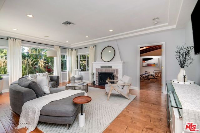 4538 Lemp Avenue, Studio City CA: https://media.crmls.org/mediaz/07414413-25bd-47f3-a086-988e1a62fac3.jpg