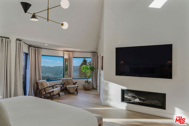 654 S Cumberland Drive, Lake Arrowhead CA: https://media.crmls.org/mediaz/074174ae-60fd-41d9-9655-bf686d445990.jpg