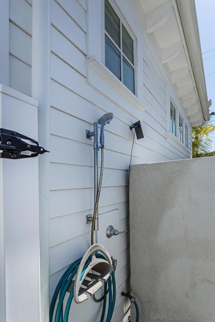 617 9Th St, Coronado CA: https://media.crmls.org/mediaz/07421e44-e0bd-4ccd-a906-abe39102ae5c.jpg