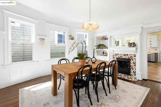 824 Arlington Avenue, Oakland CA: https://media.crmls.org/mediaz/07429cd0-4def-4799-8386-d321fe7a9626.jpg