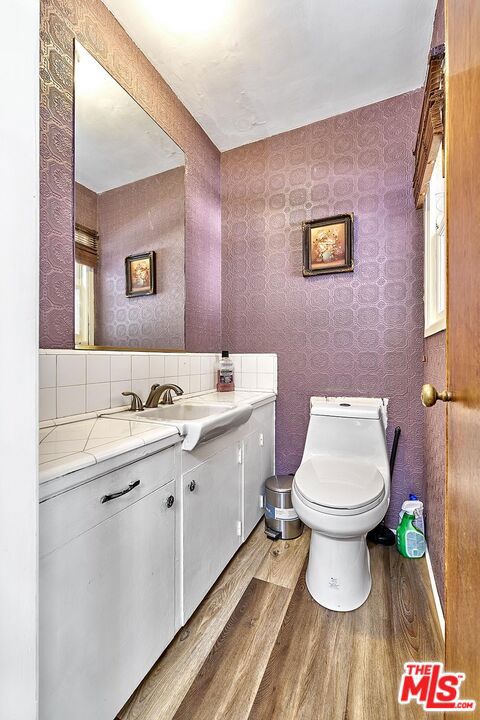 728 S Windsor Boulevard, Los Angeles CA: https://media.crmls.org/mediaz/0742df3b-40d9-480a-b6a9-4358b905e887.jpg