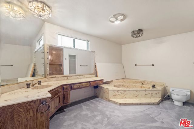 4560 Densmore Avenue, Encino CA: https://media.crmls.org/mediaz/074381a5-05cb-4aa0-a8ba-a901e483d553.jpg